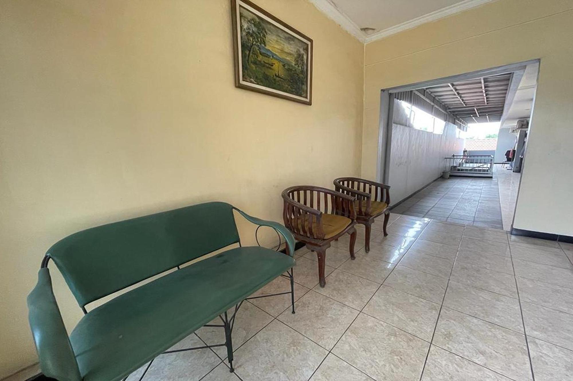 Oyo 93767 45 Guest House Sragen Kültér fotó